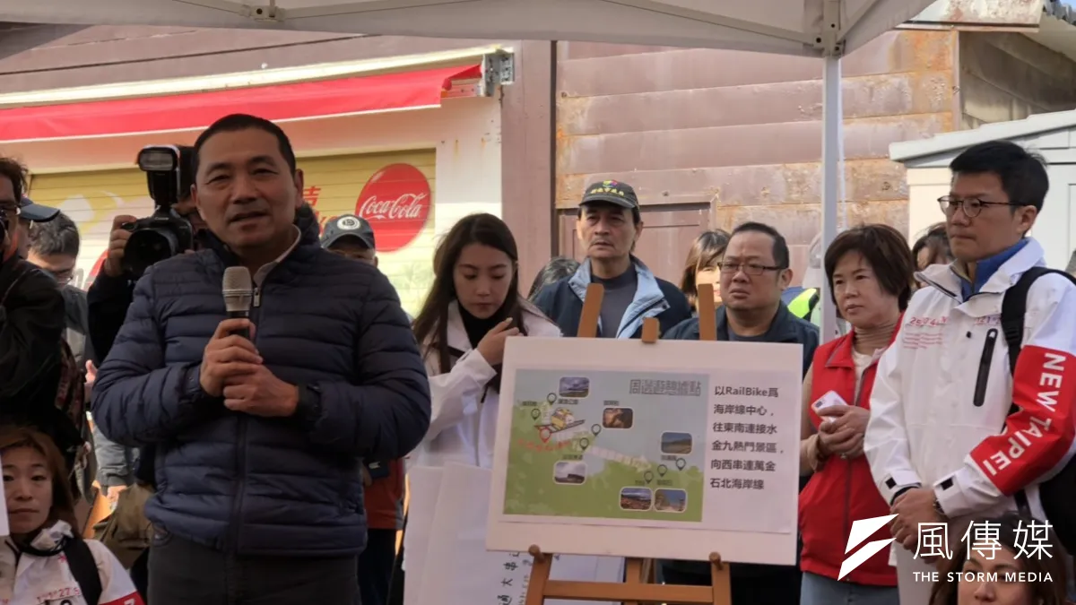 新北市長侯友宜(左)期盼中央補助「青春山海線」地區綠能交通運具,並加強現有行駛北海岸及東北角之臺灣好行車輛營運補貼,打造成為最美的公路旅遊線。 (圖/新北市觀旅局提供)