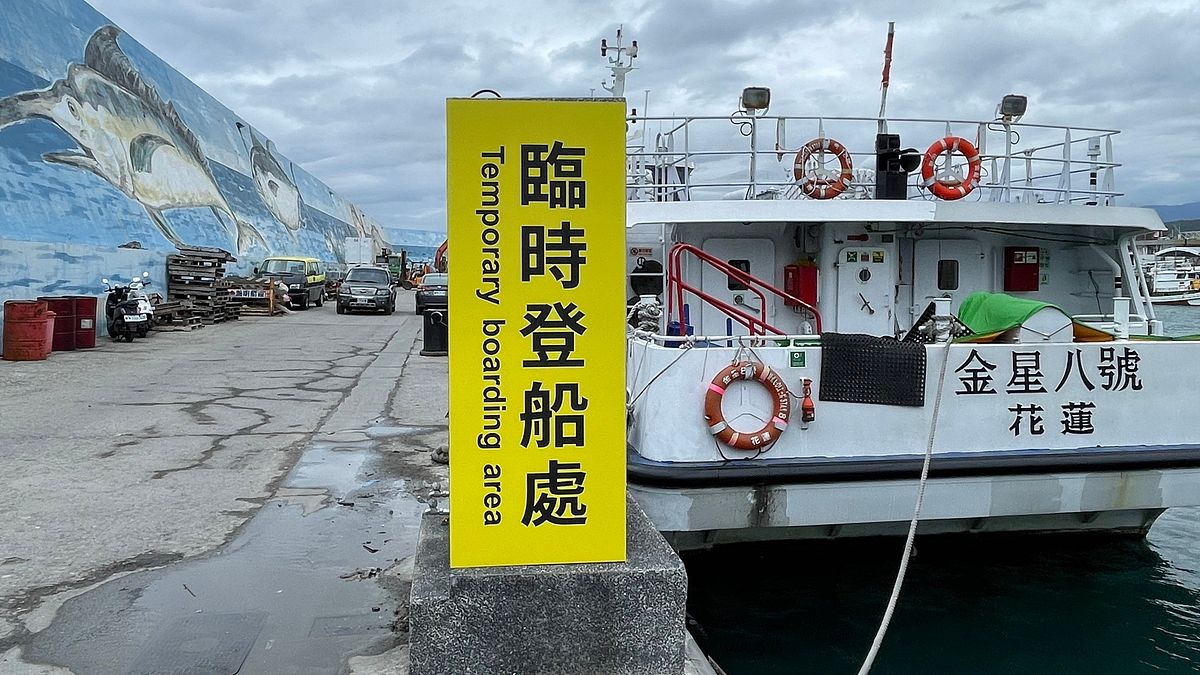 臺東縣府視察富岡漁港,要給予往來臺東與蘭嶼、綠島的民眾,最舒適安全的搭船環境。(圖/臺東縣政府交觀處提供) 臺東縣府視察富岡漁港,要給予往來臺東與蘭嶼、綠島的民眾,最舒適安全的搭船環境。(圖/臺東縣政府交觀處提供)