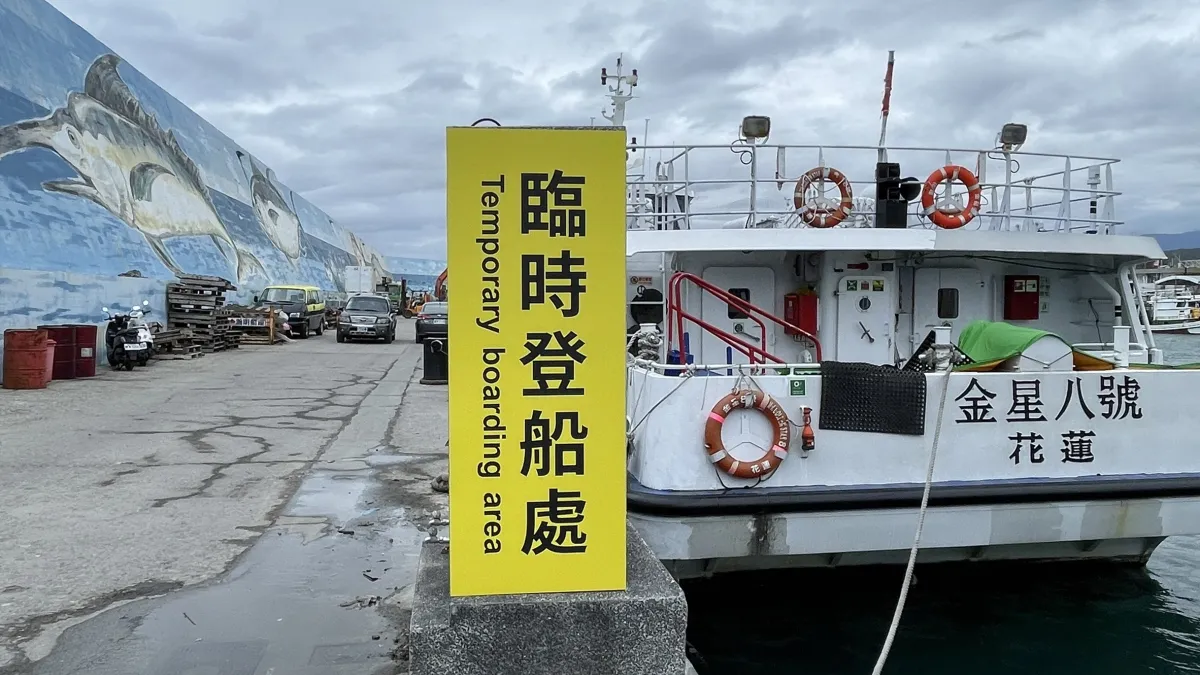 臺東縣府視察富岡漁港,要給予往來臺東與蘭嶼、綠島的民眾,最舒適安全的搭船環境。(圖/臺東縣政府交觀處提供)
