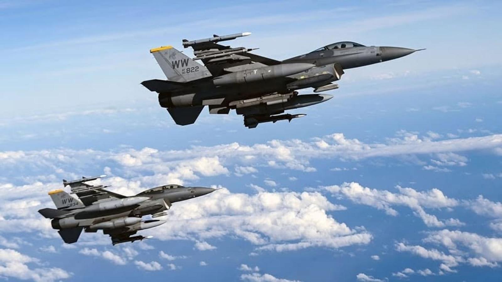 後勤跟不上!烏克蘭F-16戰機維修大「塞車」,彈藥不足、舊型限制讓基輔好頭痛