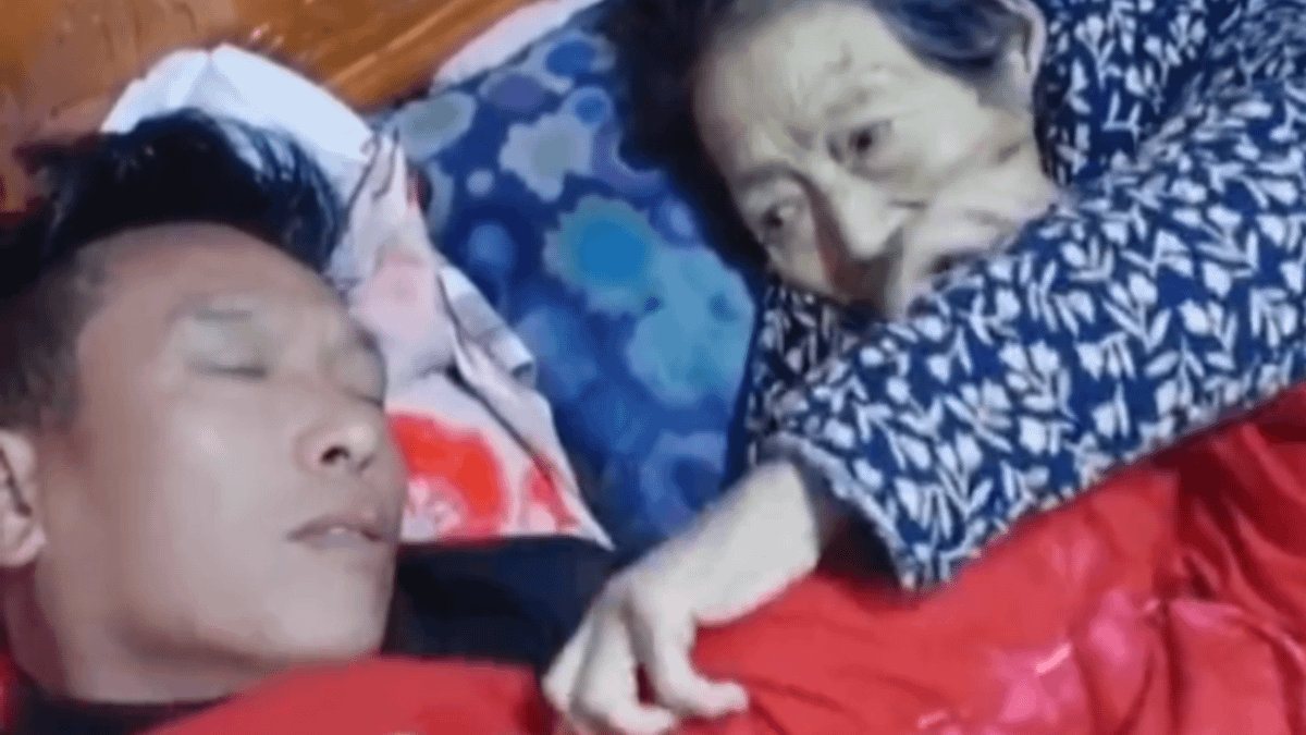 陝西的汪先生近日在查看家中監視器時意外發現,患重症的母親,在去世的前夕還小心翼翼地為他蓋上被子。(圖/翻攝自微博) 陝西的汪先生近日在查看家中監視器時意外發現,患重症的母親,在去世的前夕還小心翼翼地為他蓋上被子。(圖/翻攝自微博)