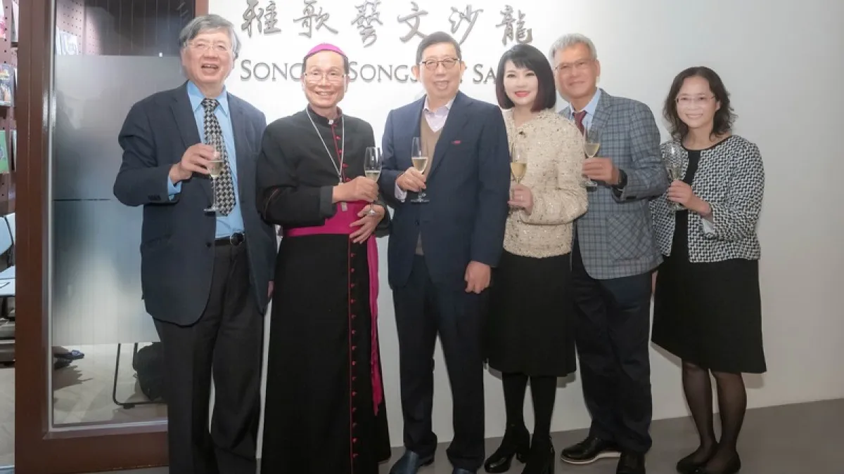 輔仁大學舉行「雅歌藝文沙龍」開幕暨祝聖典禮,富邦金控董事長蔡明興(左三)、富邦藝術基金會執行長翁美慧(右三)、總主教鍾安住(左二)、輔仁大學校長江漢聲(左一)、副校長張懿云(右一),以及創揚建設董事長林山富(右二) 共同出席參與揭幕儀式。(圖/富邦提供)