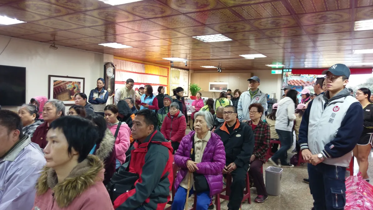 龍巖號召二十多位志工到三芝八仙宮舉辦「歲末年終愛心公益活動」,照顧當地長者與低收入戶家庭。(圖/龍巖提供)