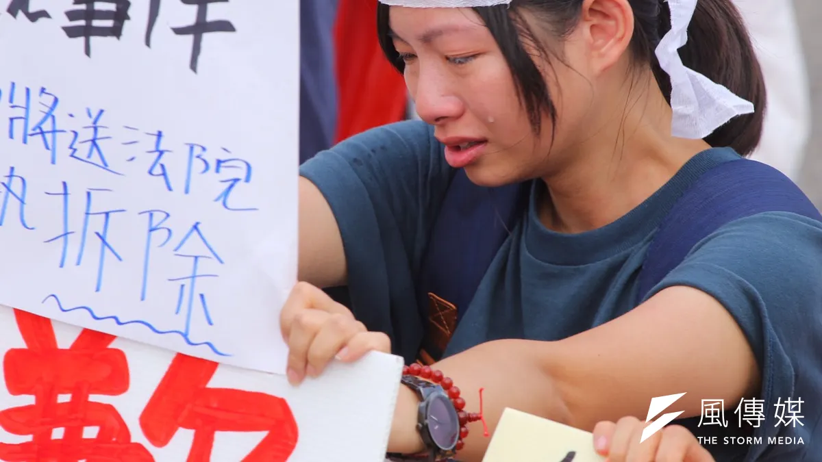 每一個迫遷戶的背後都有不為人知的心酸,超過60個反迫遷團體25日在凱道說出他們的故事。(蔡耀徵攝)