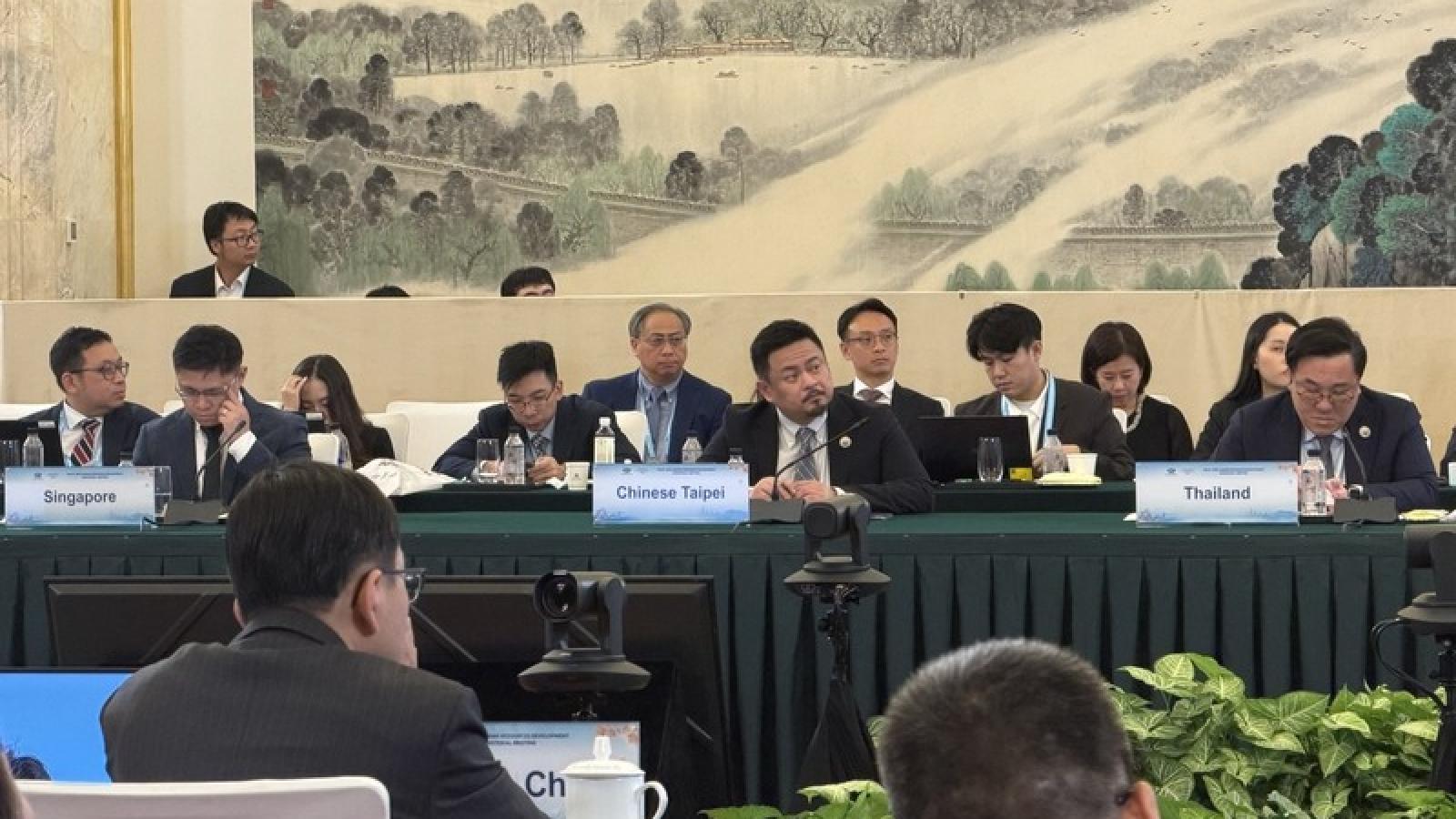 洪申翰赴中APEC會議「桌牌被標Chinese Taipei」 媒體人酸:等待抗議中