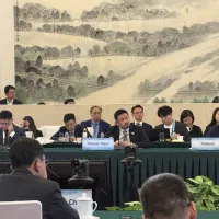 21日、中国の南京で開催されたAPEC人材養成大臣会合に出席し、22日夕方に帰台した台湾の洪申翰労働部長(中央右)。(資料写真/中央社) 21日、中国の南京で開催されたAPEC人材養成大臣会合に出席し、22日夕方に帰台した台湾の洪申翰労働部長(中央右)。(資料写真/中央社)