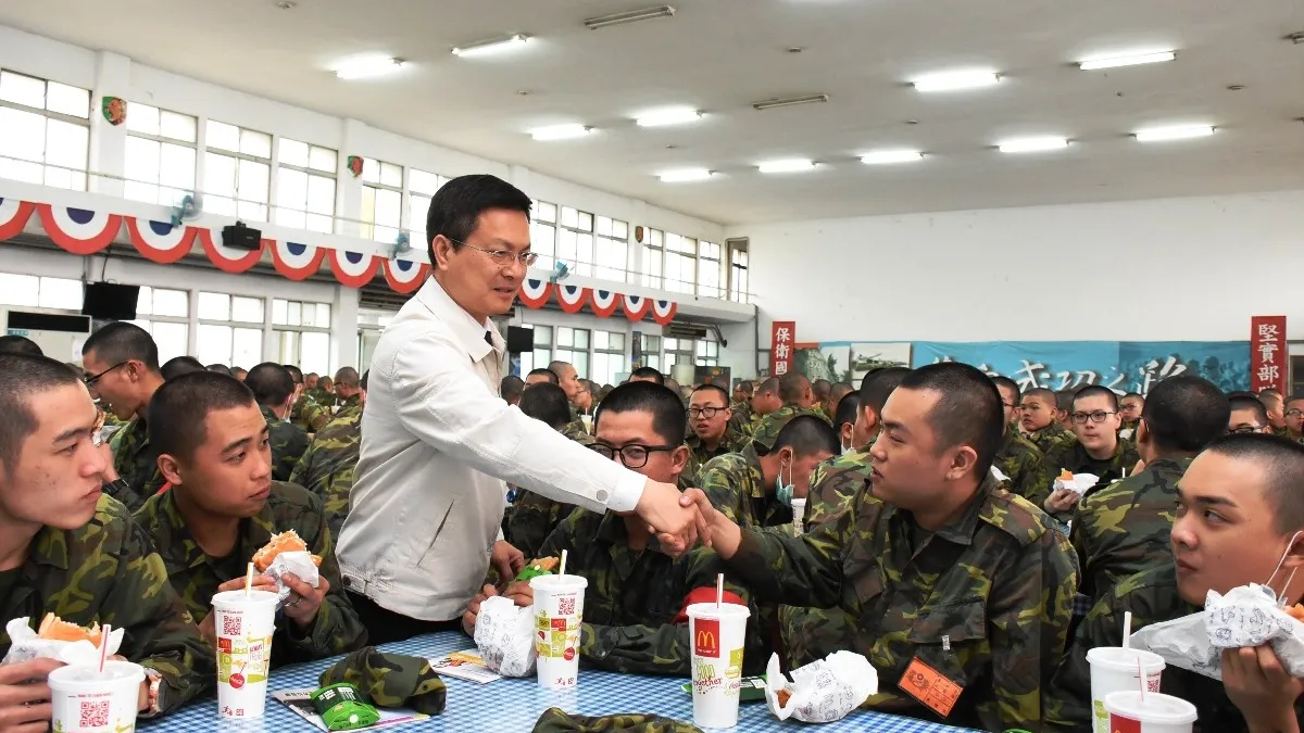 關心役男軍中生活 魏明谷赴成功嶺探視彰縣子弟兵