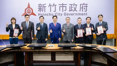 新竹市警察局破獲栽種大麻製毒工廠案件,代理市長邱臣遠頒獎表揚單位同仁。(圖/新竹市政府提供)