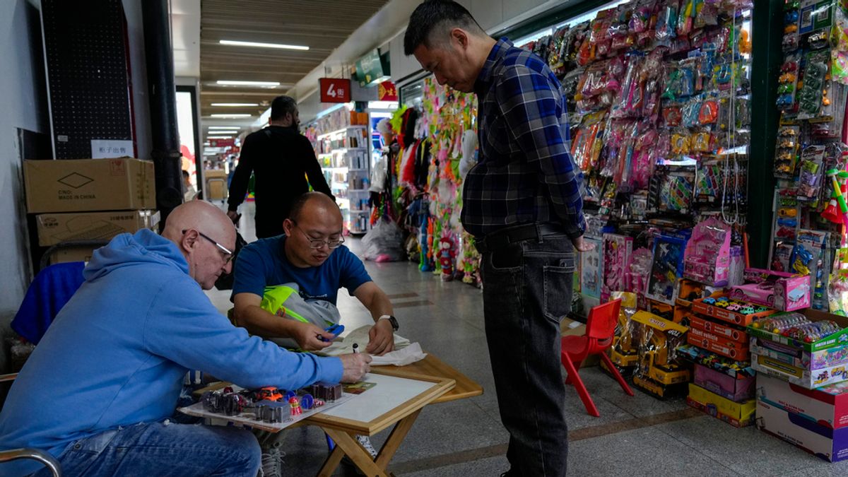 儘管中國政府高調宣稱要擴大內需,實際上卻沒有採取多少真正鼓勵民眾消費的措施.(AP,中國經濟示意圖) 儘管中國政府高調宣稱要擴大內需,實際上卻沒有採取多少真正鼓勵民眾消費的措施.(AP,中國經濟示意圖)