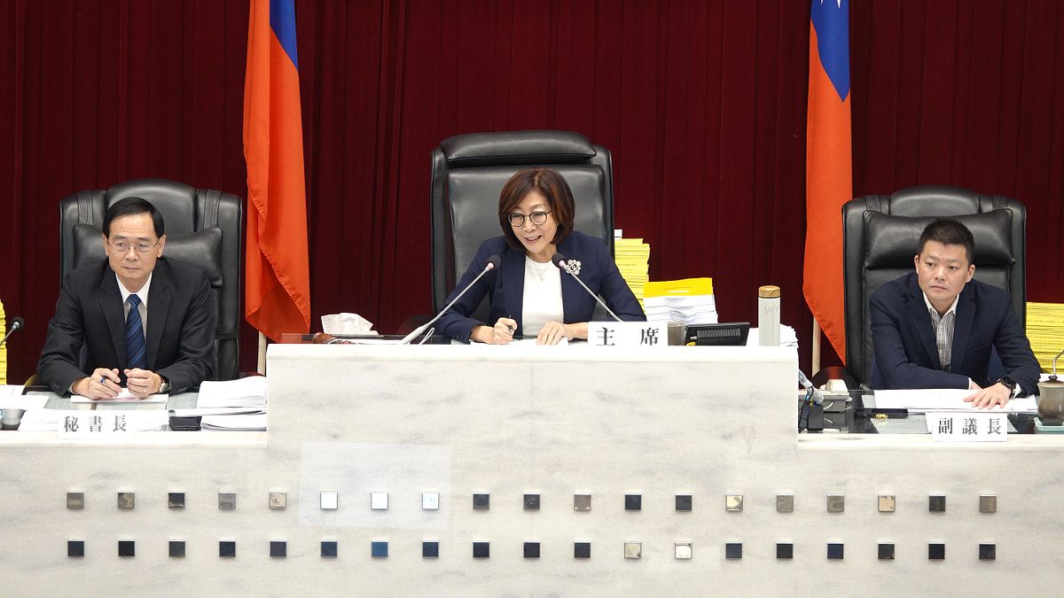 高市議會審議完成112年度地方總預算案,議長康裕成敲槌審定。(圖/高市議會提供) 高市議會審議完成112年度地方總預算案,議長康裕成敲槌審定。(圖/高市議會提供)