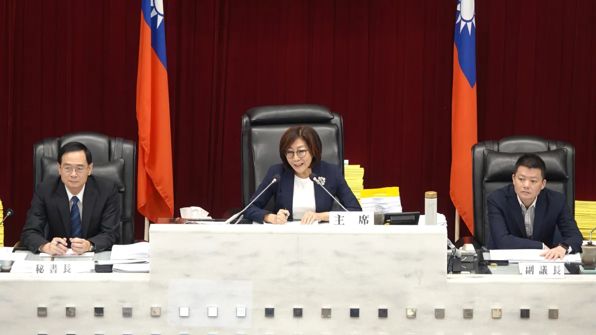 高市議會審議完成112年度地方總預算案,議長康裕成敲槌審定。(圖/高市議會提供)