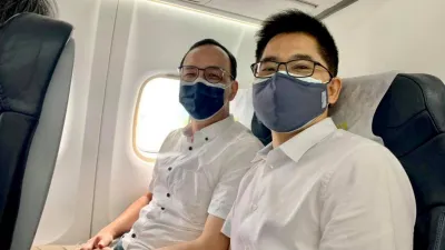 國民黨新任主席當選人朱立倫(左)積極展開黨務人事布局,最重要的黨秘書長一職,屬意由前台東縣長黃健庭(右)擔任。(取自黃健庭臉書)