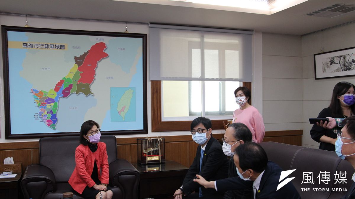 高雄市長陳其邁率領三位副市長,一起拜會高雄市議長曾麗燕希望支持總預算案。(圖/徐炳文攝) 高雄市長陳其邁率領三位副市長,一起拜會高雄市議長曾麗燕希望支持總預算案。(圖/徐炳文攝)