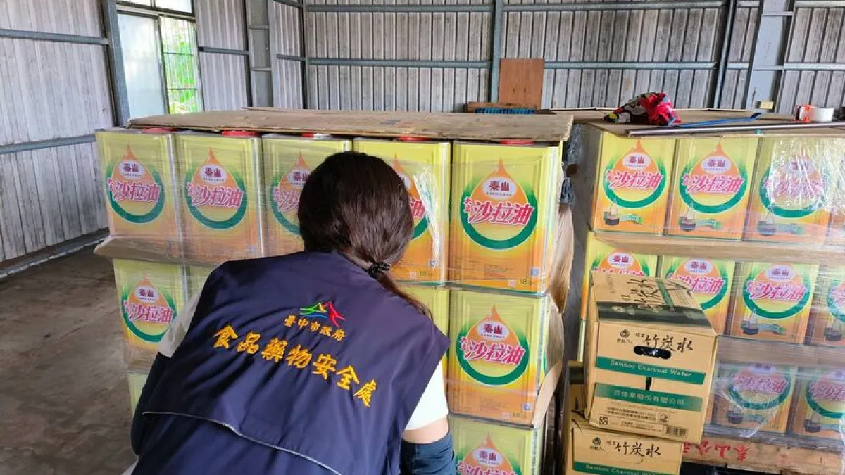 在毒油事件中,由中央與地方基層公務員颱風假時被緊急召回,60個人關在食藥署辦公室裡,用最原始的「工人智慧」,沒日沒夜用肉眼、手工、甚至「打電話」一筆筆勾稽出來的血汗報告。(台中市政府提供)