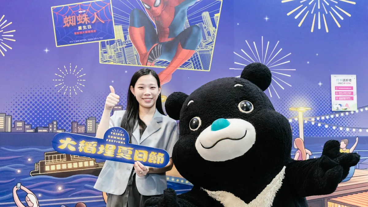 臺北市觀傳局長余祥和吉祥物熊讚為「大稻埕夏日節」活動暖身宣傳。(圖/臺北市政府觀傳局提供)