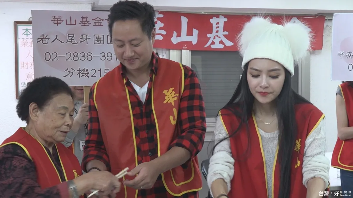 獻愛寒士尾牙 藝人王思佳夫妻一同「炒米粉」