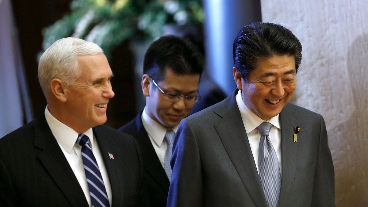 日本首相安倍晉三與美國副總統彭斯。(美聯社) 日本首相安倍晉三與美國副總統彭斯。(美聯社)