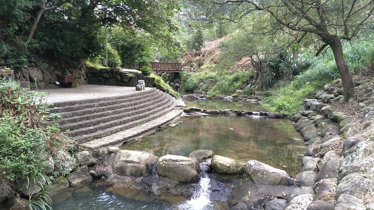 全長535公尺的「親水文學步道」設置了可觀察溪流生態的親水平台,也豎立起蝴蝶、蜻蜓、蝸牛、壁虎等造型的詩詞,充滿文學藝術的氛圍值得一遊。(北市府工務局公園處提供) 全長535公尺的「親水文學步道」設置了可觀察溪流生態的親水平台,也豎立起蝴蝶、蜻蜓、蝸牛、壁虎等造型的詩詞,充滿文學藝術的氛圍值得一遊。(北市府工務局公園處提供)