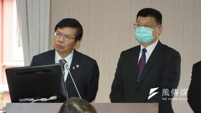 交通部長王國材(左)22日表示,台鐵改革有階段性,著重整體收入,調整票價並非優先。(盧逸峰攝)