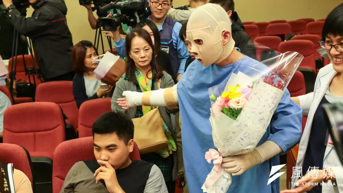 萬海集團10日傍晚發布聲明,希望上述款項,以「債權讓與」之方式,捐贈予社會救濟會報專戶「八仙粉塵氣爆救助專案」。圖為八仙重生傷患獻花感謝醫護人員辛勞。(資料照,顏麟宇攝)