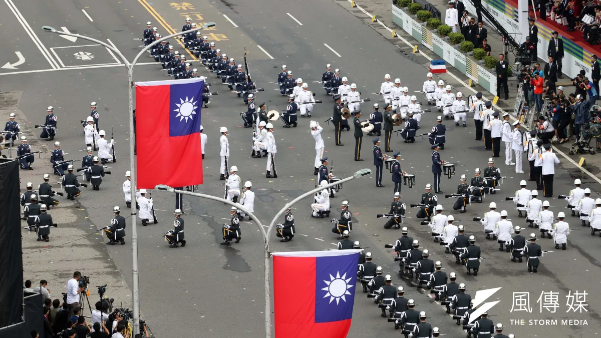 圖為107年國慶,總統府前三軍儀隊表演。(蘇仲泓攝)