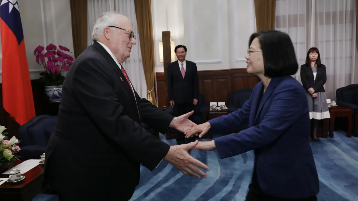2018年10月10日,蔡英文總統接見「美國傳統基金會」創辦人佛訥(Edwin J. Feulner, Jr.)博士(總統府)