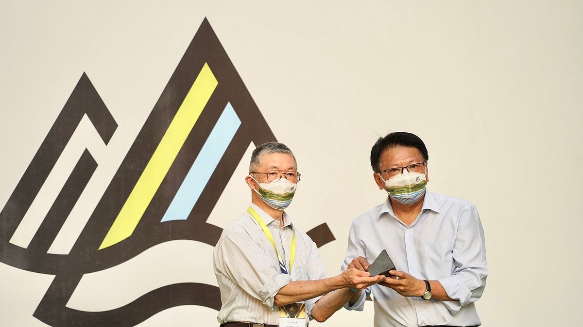 屏東縣府舉辦「二峰圳百年紀念晚宴」,活動中鳥居徹贈送南極石給屏東縣長潘孟安。(圖/屏東縣政府研考處提供) 屏東縣府舉辦「二峰圳百年紀念晚宴」,活動中鳥居徹贈送南極石給屏東縣長潘孟安。(圖/屏東縣政府研考處提供)