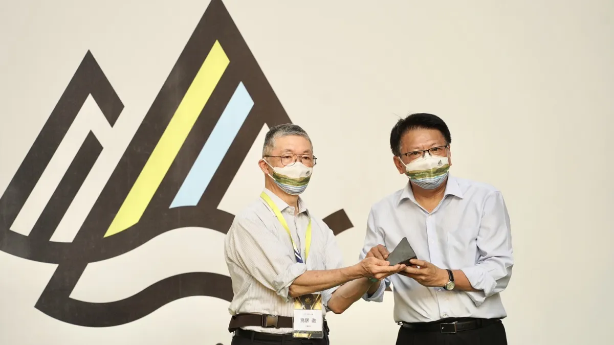 屏東縣府舉辦「二峰圳百年紀念晚宴」,活動中鳥居徹贈送南極石給屏東縣長潘孟安。(圖/屏東縣政府研考處提供)