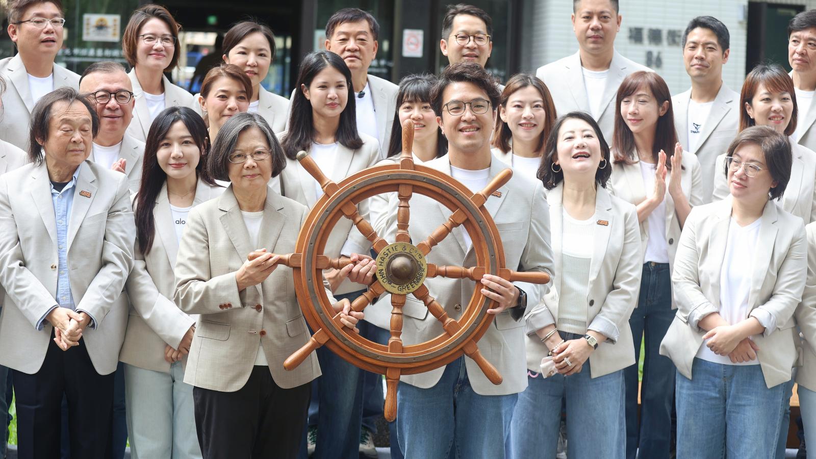 登記巧遇變認親大會!沈伯洋揭兩人這層關係 連勝文驚呼:害我不好意思批評了