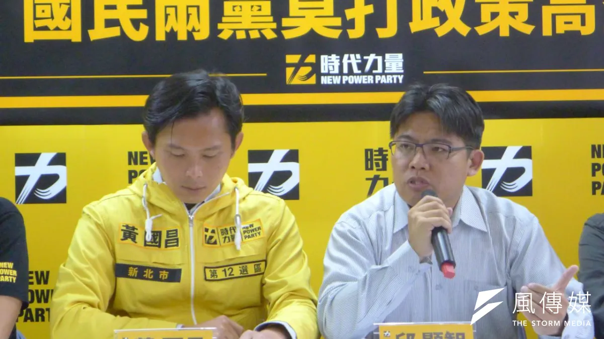 近日傳出邱顯智(右)在大選期間遭時代力量黨部切割,黃國昌(左)發文表示,邱顯智絕對關鍵戰將。(資料照,林瑋豐攝)