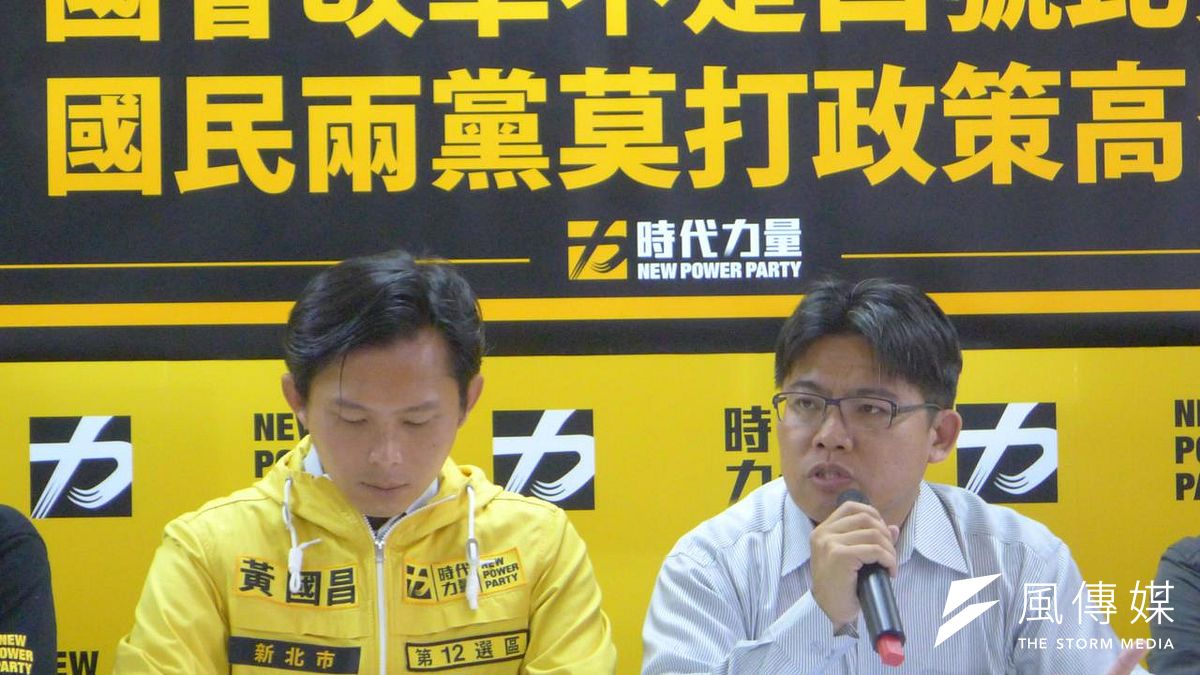 近日傳出邱顯智(右)在大選期間遭時代力量黨部切割,黃國昌(左)發文表示,邱顯智絕對關鍵戰將。(資料照,林瑋豐攝) 近日傳出邱顯智(右)在大選期間遭時代力量黨部切割,黃國昌(左)發文表示,邱顯智絕對關鍵戰將。(資料照,林瑋豐攝)