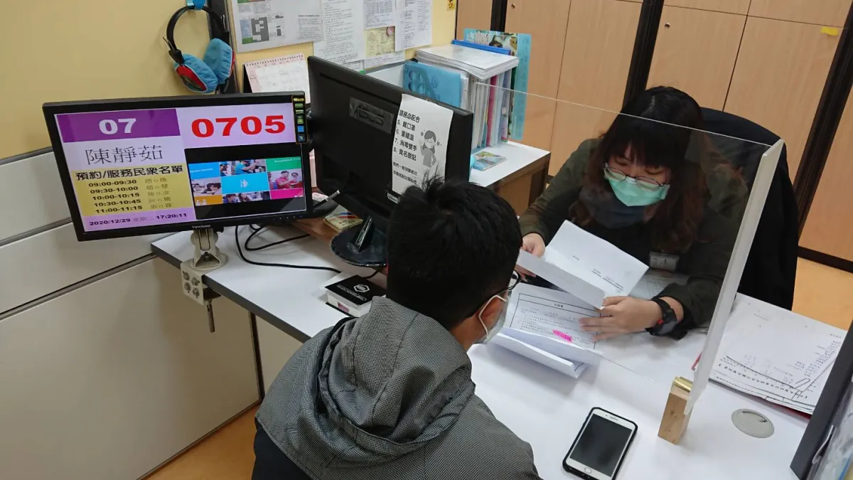 協助怯志青年就業,中市府推「即時就業獎勵金」,已經有超過170位青年順利就業並且領取獎勵金-青年臨櫃申請獎勵青年就業計畫,由就服員專業解說。(圖/台中市政府提供)