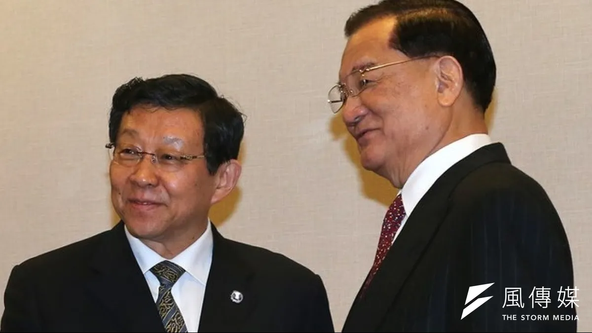 國民黨榮譽主席連戰27日與海協會會長陳德銘茶敘,與會做陪者陣仗驚人。(圖為陳德銘立去年訪台時連戰邀宴,吳逸驊攝)
