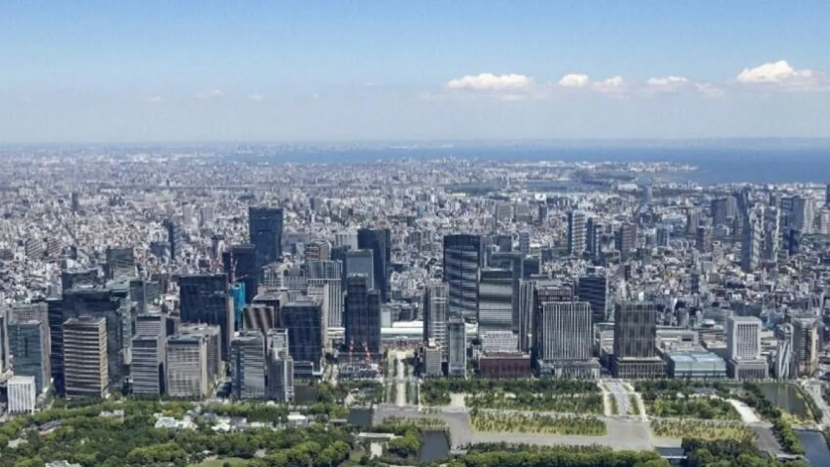 NTTドコモと三菱地所は、丸の内エリアにおいて都市景観と調和したミリ波などの先進5G通信基盤を共同構築し、次世代スマートシティの全国展開を見据えた連携に合意した。(写真/三菱地所広報部提供)