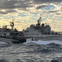 台湾海巡署・基隆隊の10050艇と10090艇が中国海警局の船と対峙する。(資料写真、台湾海巡署提供) 台湾海巡署・基隆隊の10050艇と10090艇が中国海警局の船と対峙する。(資料写真、台湾海巡署提供)