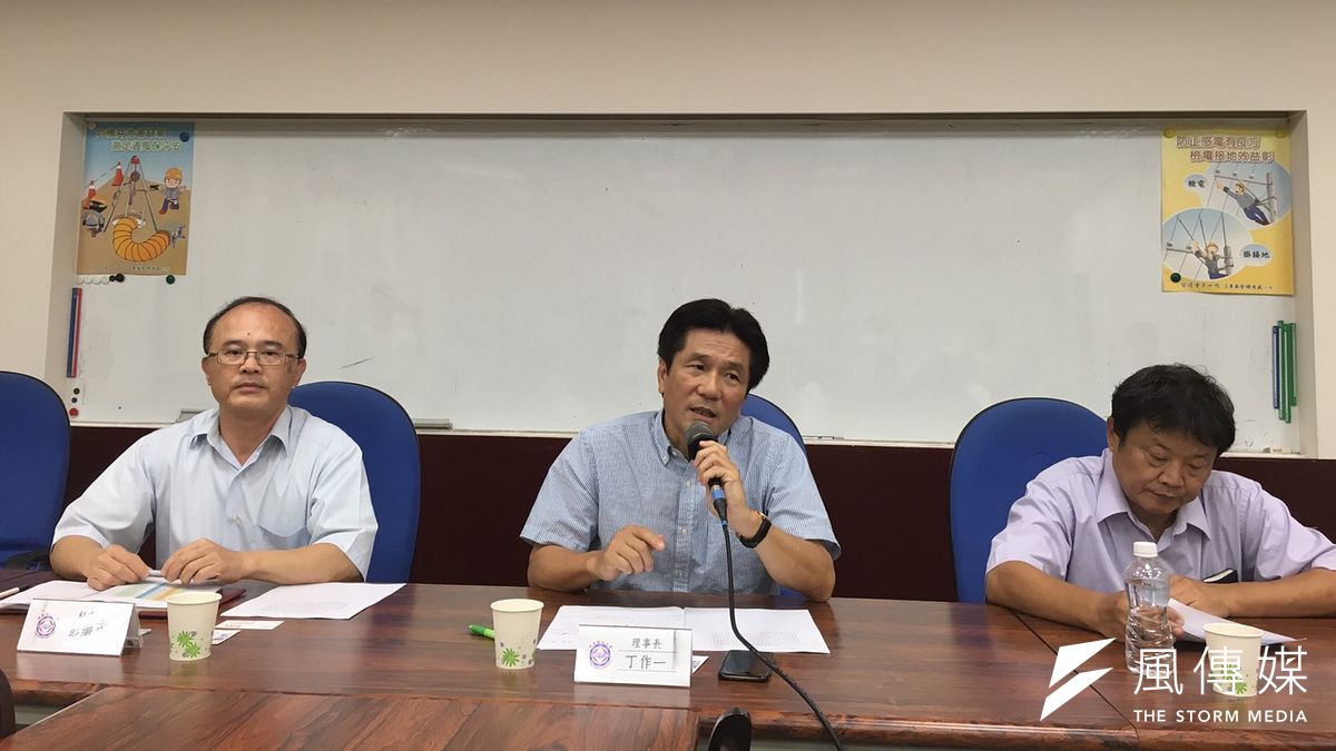 圖中為台電工會理事長丁作一,他表示台電員工是第一時間冒風雨搶救。(尹俞歡) 圖中為台電工會理事長丁作一,他表示台電員工是第一時間冒風雨搶救。(尹俞歡)