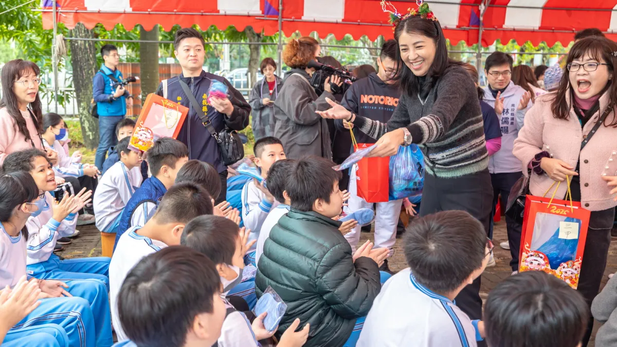南投縣長許淑華出席德興國小老舊校舍整建動土活動,跟小朋友熱情互動。(圖/南投縣政府)