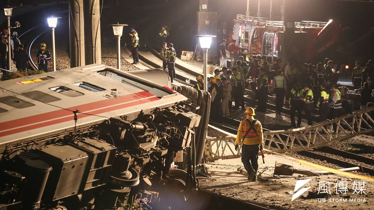 去年台鐵普悠瑪發生重大翻覆事故,台北地檢署偵辦台鐵局人員普悠瑪號ATP遠端監視系統涉嫌不法等案件,發現ATP遠端監視系統之連結施工、台鐵局驗收測試過程、監督操作等各方面均存在缺失,已移請宜蘭地檢署併案偵辦。(資料照,陳品佑攝) 去年台鐵普悠瑪發生重大翻覆事故,台北地檢署偵辦台鐵局人員普悠瑪號ATP遠端監視系統涉嫌不法等案件,發現ATP遠端監視系統之連結施工、台鐵局驗收測試過程、監督操作等各方面均存在缺失,已移請宜蘭地檢署併案偵辦。(資料照,陳品佑攝)