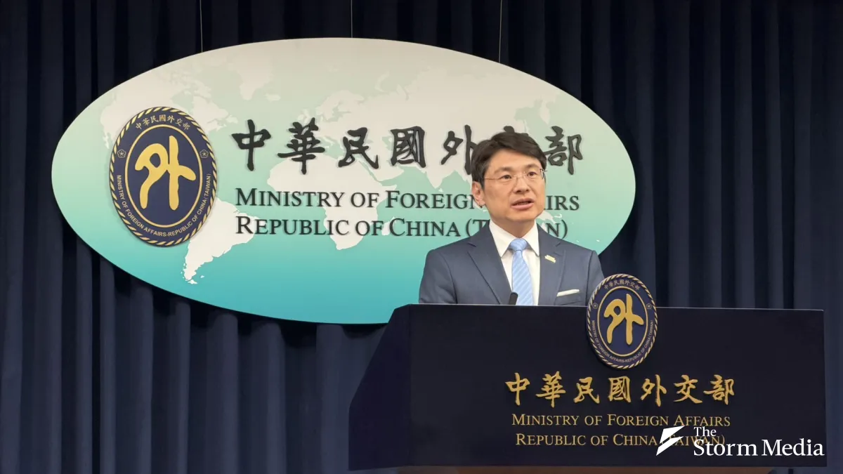 Ministry of Foreign Affairs spokesperson Hsiao Kuang-wei (蕭光偉) chairs a regular press briefing on the 24th, responding to questions from reporters. (Photo by Chung Ping-che)