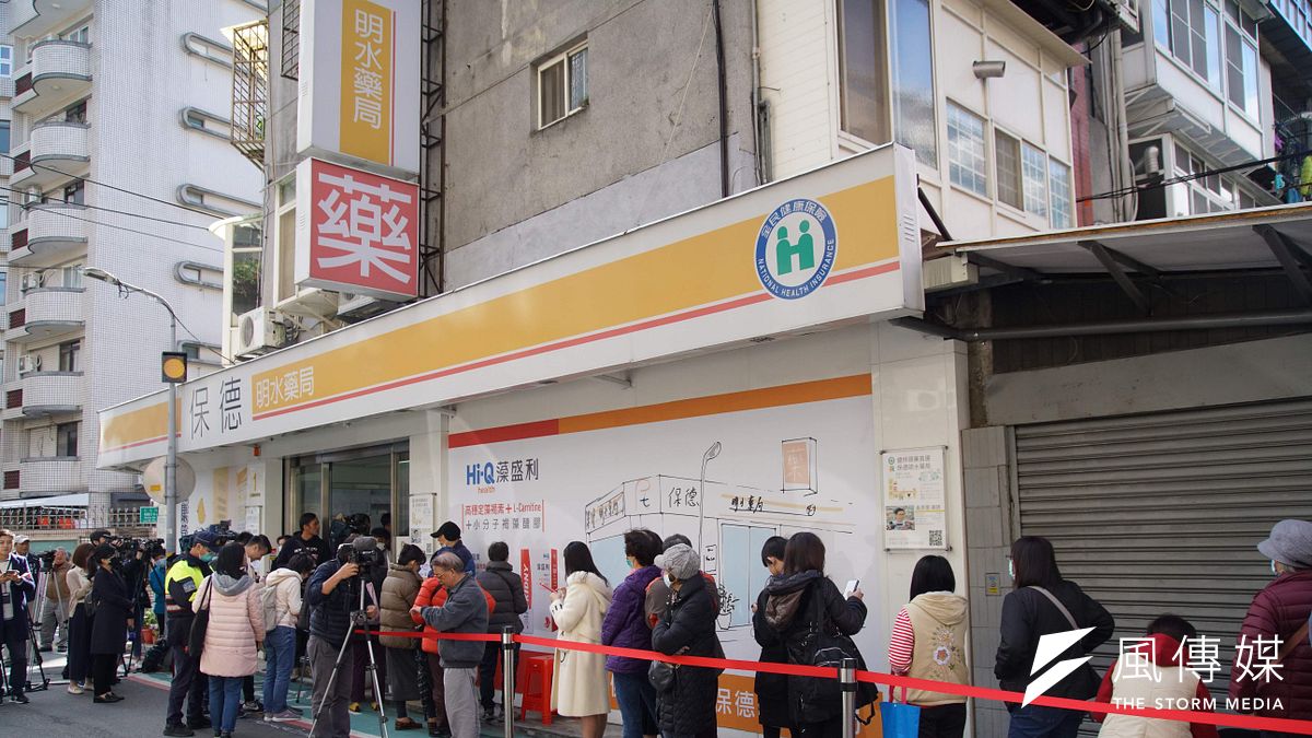 武漢肺炎疫情升溫,不少民眾搶買各類防疫物資。現就有藥局為讓用針病患買得到酒精棉片,進行正自主把關。示意圖,與新聞個案無關。(資料照,盧逸峰攝) 武漢肺炎疫情升溫,不少民眾搶買各類防疫物資。現就有藥局為讓用針病患買得到酒精棉片,進行正自主把關。示意圖,與新聞個案無關。(資料照,盧逸峰攝)