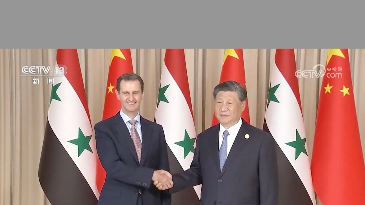 2023年阿塞德訪問北京時與習近平合影。(翻攝Youtube) 2023年阿塞德訪問北京時與習近平合影。(翻攝Youtube)