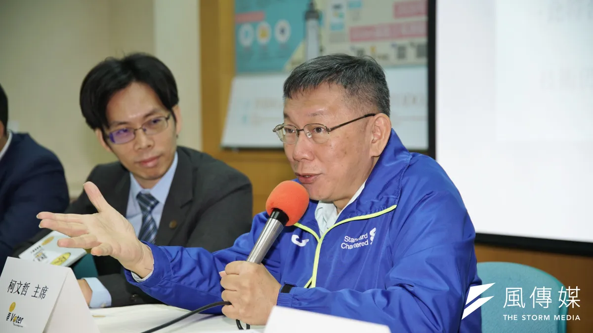 民眾黨主席、台北市長柯文哲(右)21日參加山大學舉行「柯主席 x iVoter x 區塊鏈攜手保障民主永續」記者會,一席「搞台獨的兒孫都躲美國、紐西蘭」言論一出,引發熱議。(盧逸峰攝)