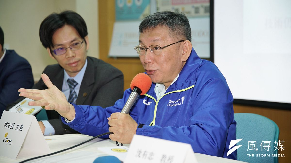 民眾黨主席、台北市長柯文哲(右)21日參加山大學舉行「柯主席 x iVoter x 區塊鏈攜手保障民主永續」記者會,一席「搞台獨的兒孫都躲美國、紐西蘭」言論一出,引發熱議。(盧逸峰攝) 民眾黨主席、台北市長柯文哲(右)21日參加山大學舉行「柯主席 x iVoter x 區塊鏈攜手保障民主永續」記者會,一席「搞台獨的兒孫都躲美國、紐西蘭」言論一出,引發熱議。(盧逸峰攝)