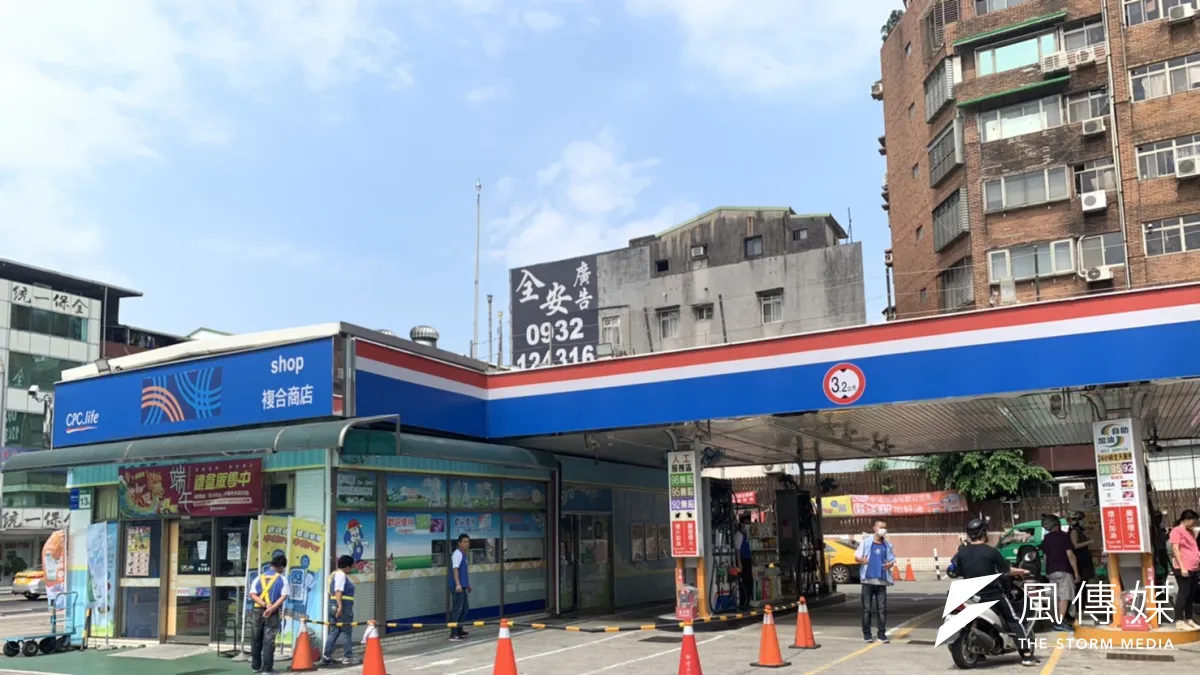 受到國際油價上漲影響,國內油價下周可能跟進調漲,預估汽油每公升調升約0.3至0.4元。(資料照,呂紹煒攝)