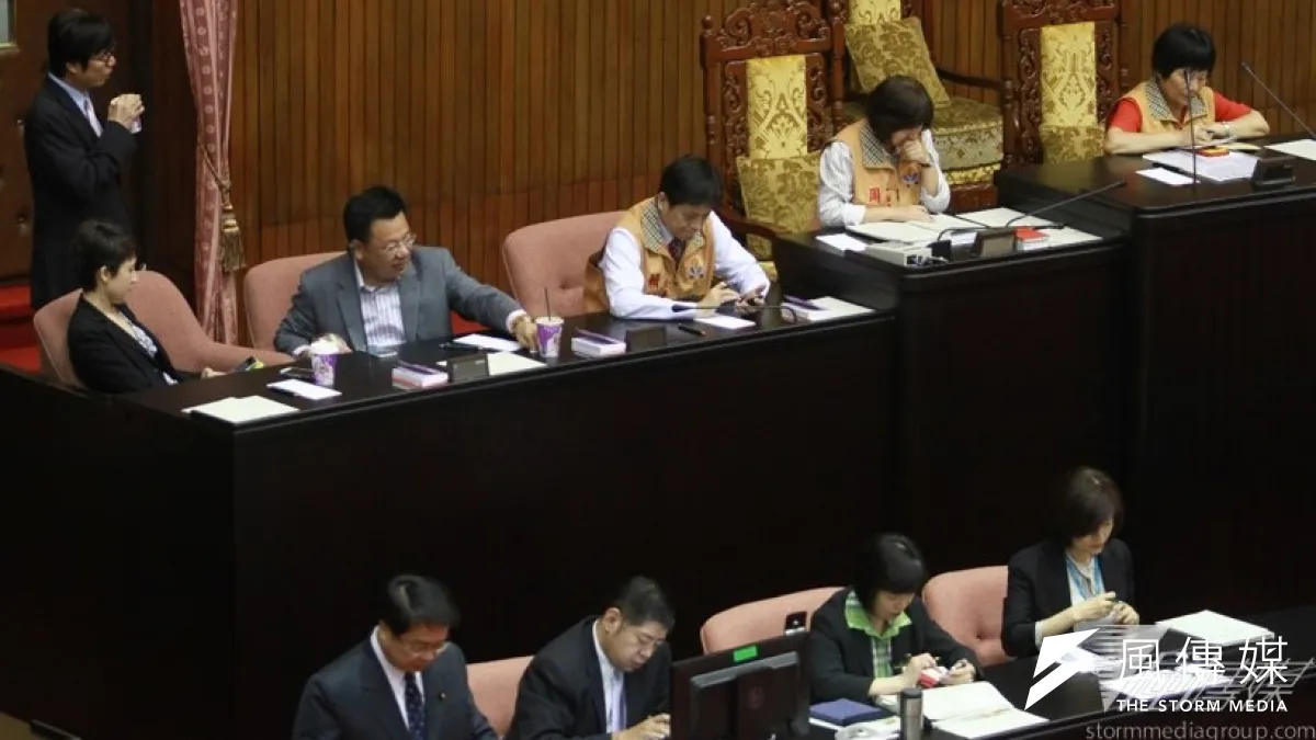 因應監察院人事同意權攻防,民進黨立院黨團24日兵分2組,分上、下午時段再佔主席台。(吳逸驊攝)