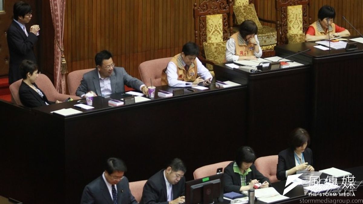 因應監察院人事同意權攻防,民進黨立院黨團24日兵分2組,分上、下午時段再佔主席台。(吳逸驊攝) 因應監察院人事同意權攻防,民進黨立院黨團24日兵分2組,分上、下午時段再佔主席台。(吳逸驊攝)