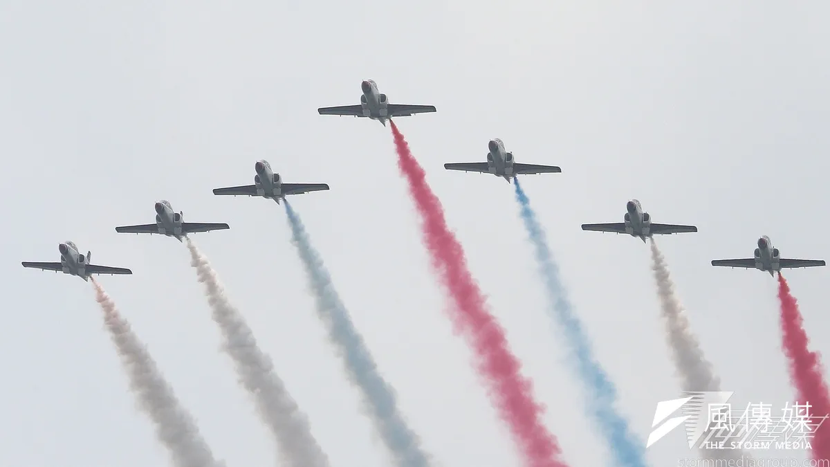 已服役30年的AT-3教練機將陸續汰換,空軍原打算外購,但國防部認為,基於國防自主政策,應以漢翔公司自製生產優先。圖為駕駛AT-3的雷虎小組。(資料照/吳逸驊攝)