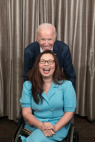 泰裔聯邦參議員達克沃斯(Tammy Duckworth)與美國總統拜登。(翻攝達克沃斯臉書) 泰裔聯邦參議員達克沃斯(Tammy Duckworth)與美國總統拜登。(翻攝達克沃斯臉書)