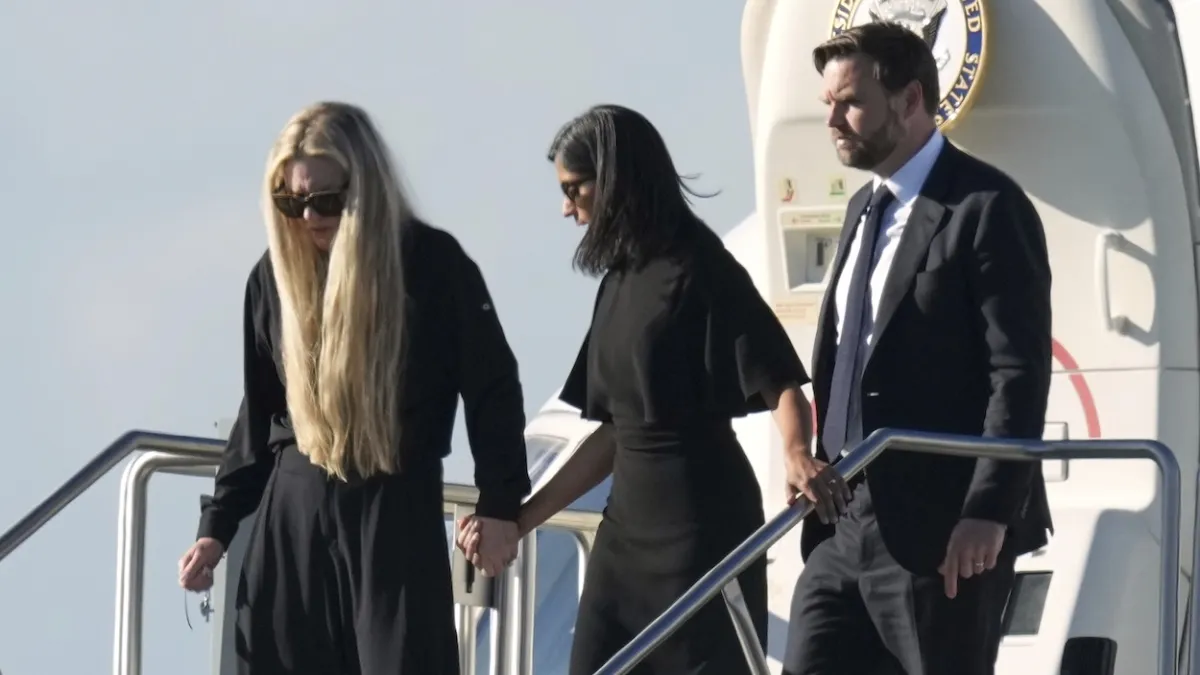 副總統范斯(右)及其夫人陪同柯克(Charlie Kirk)遺孀走下空軍二號,飛機上載著在校園演講中遭到槍殺身亡的柯克的遺體。(美聯社)