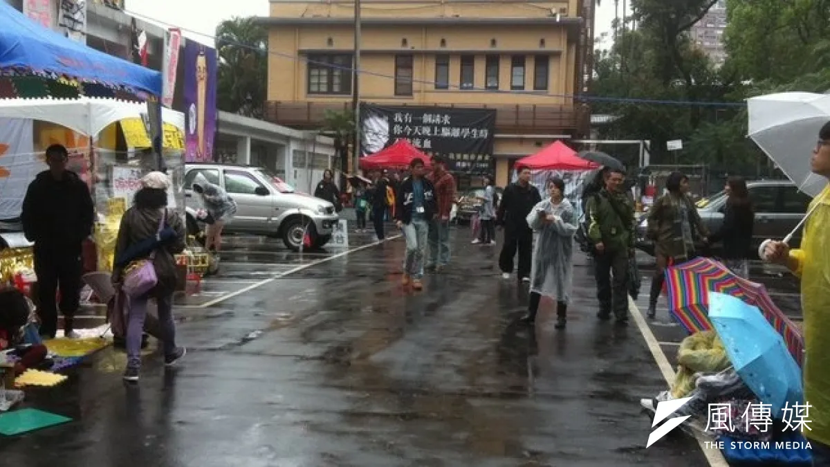 白狼張安樂將於4月1日下午到立院,但因為下雨立院場外學生稀少,反服貿團體深為憂心。(顏振凱攝)